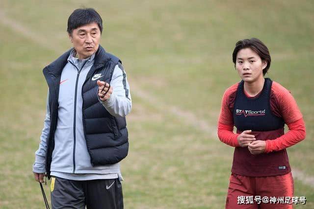 组图：中国男篮再胜喀麦隆 庞峥麟突入内线